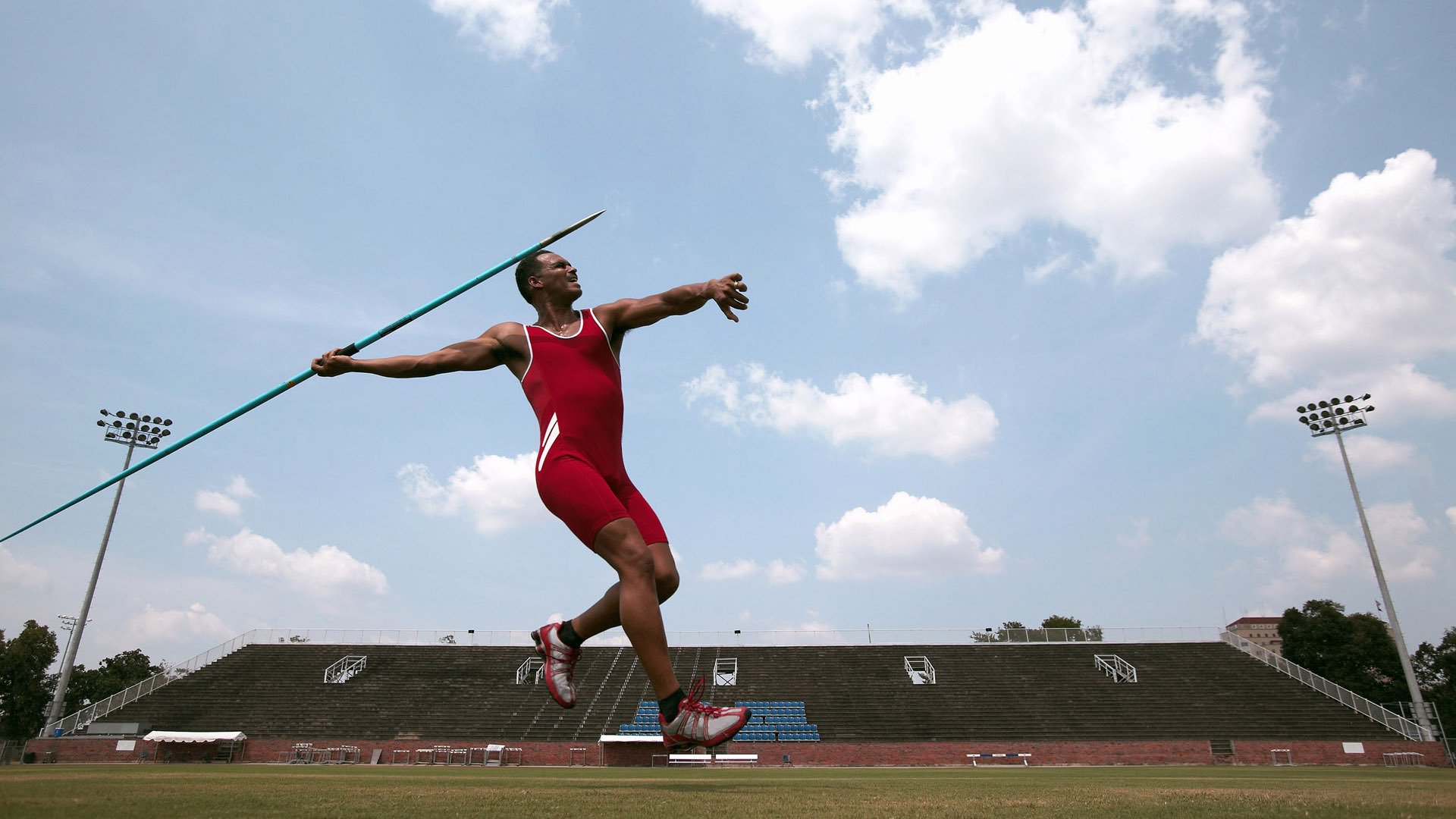 东契奇三分线外连续命中带动独行侠反超，东契奇三分造犯规
